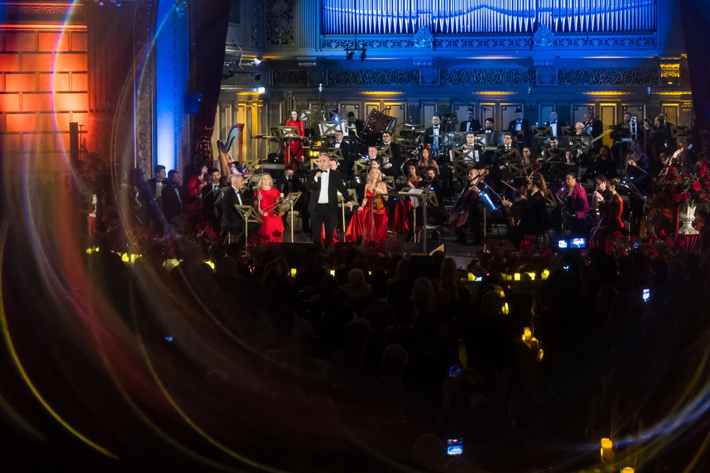 Scena Ateneului Român văzută din sală, cu orchestra în lumină albastră